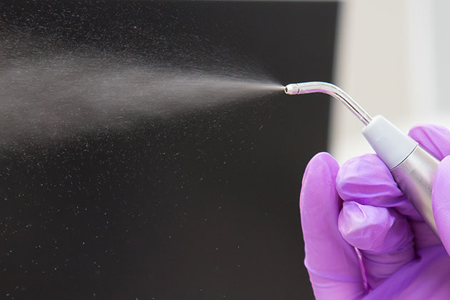 Reinigung mit dem Airflow-Gerät nach dem Guided Biofilm Protokoll